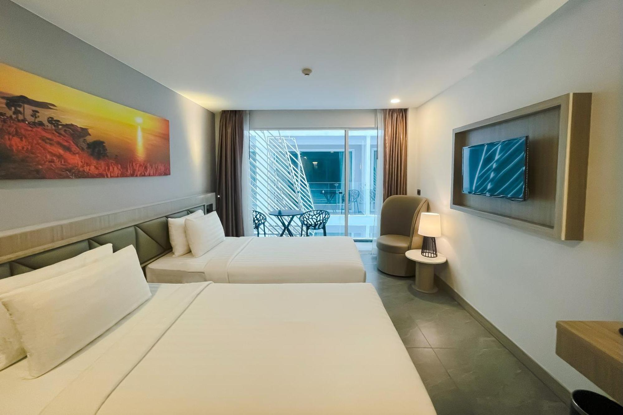 Clarian Hotel Beach Patong Exteriör bild