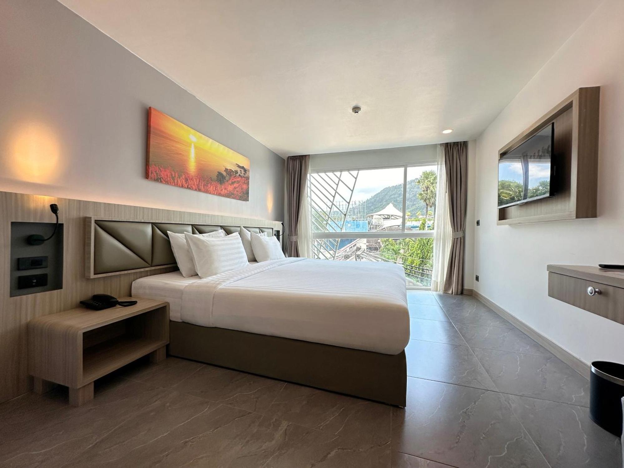 Clarian Hotel Beach Patong Exteriör bild