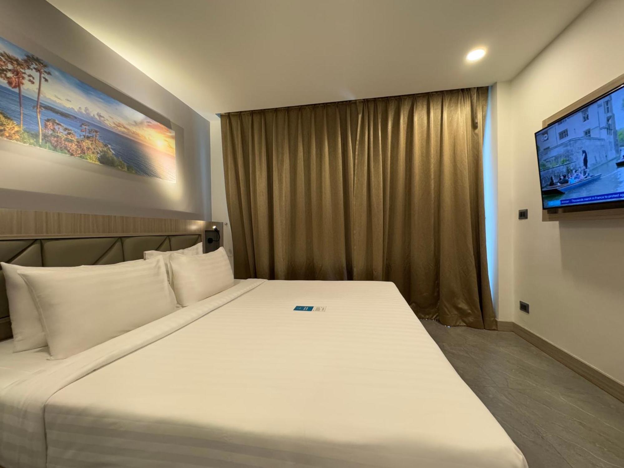 Clarian Hotel Beach Patong Exteriör bild
