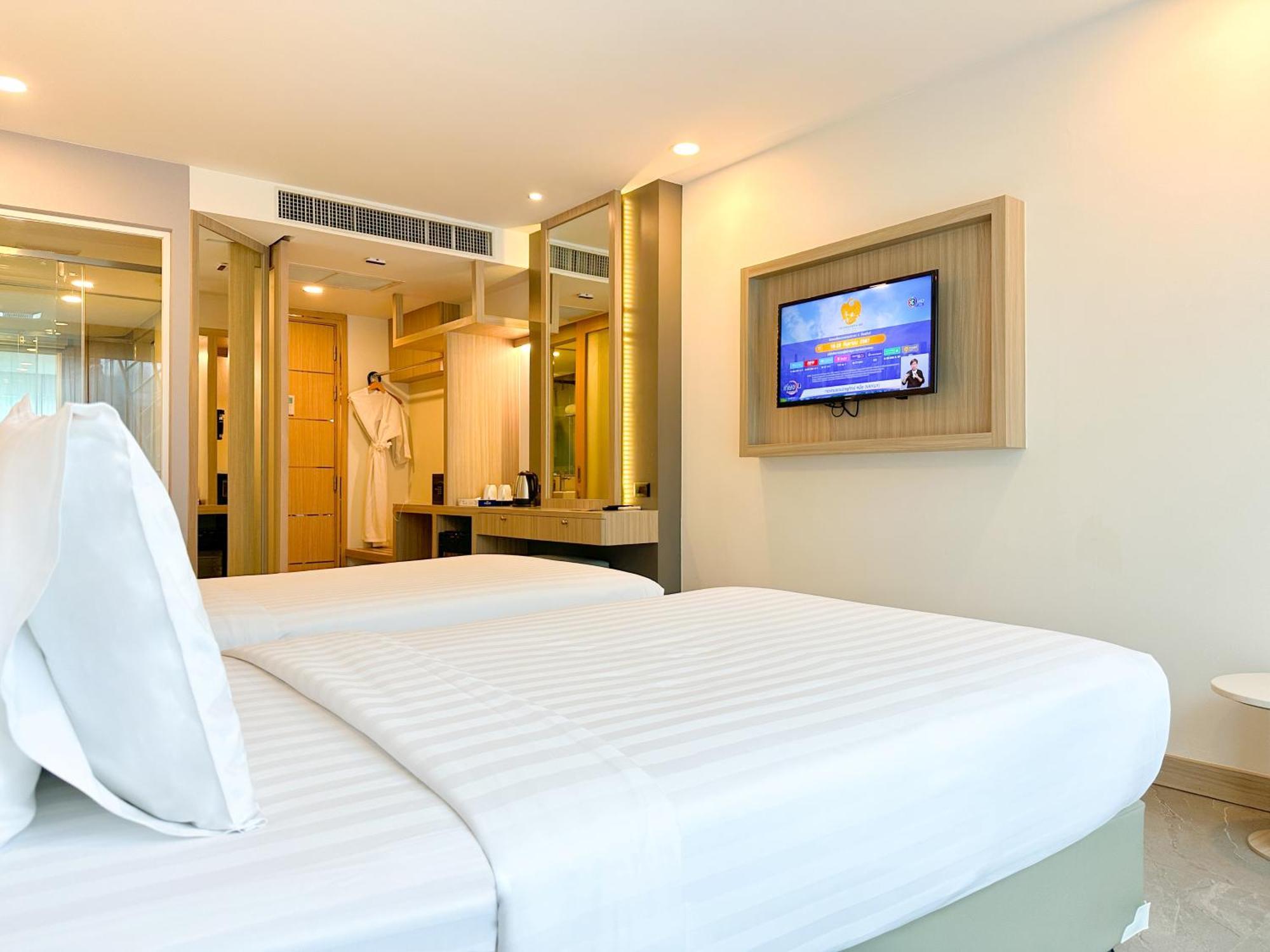 Clarian Hotel Beach Patong Exteriör bild