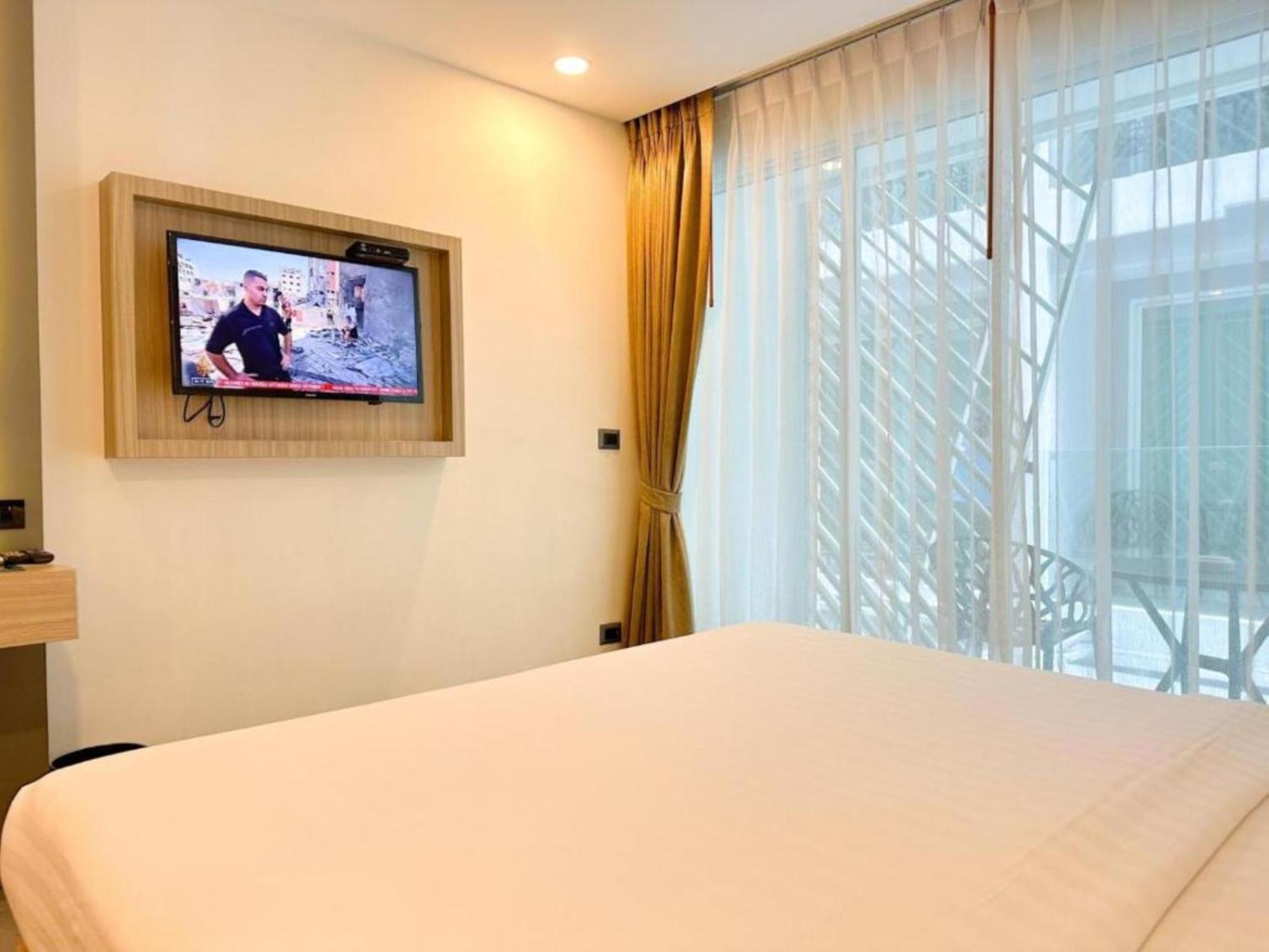 Clarian Hotel Beach Patong Exteriör bild