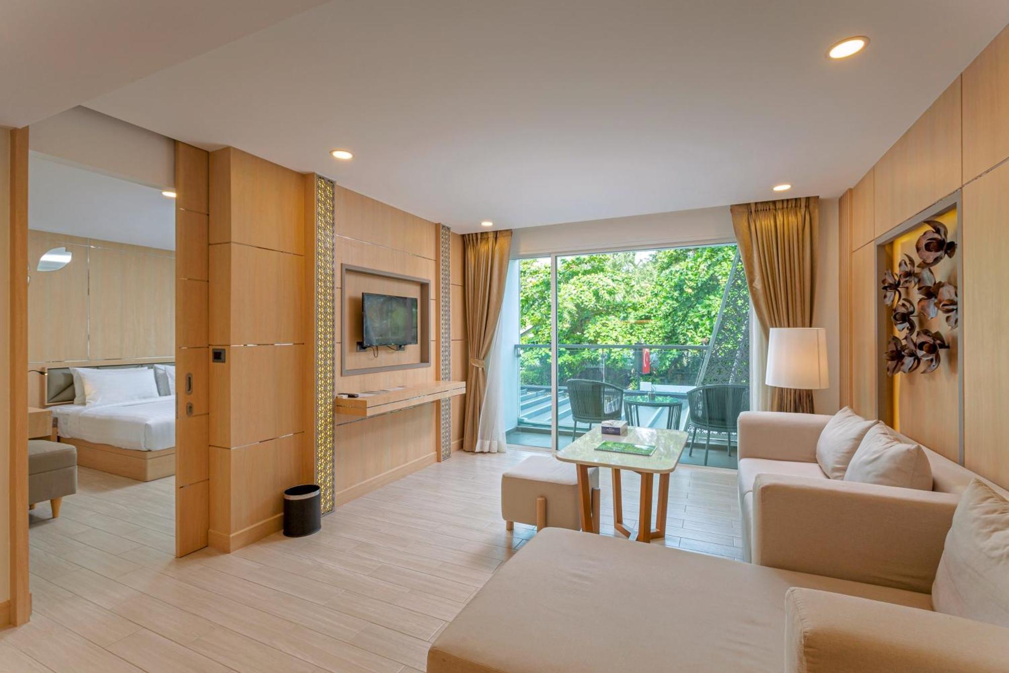 Clarian Hotel Beach Patong Exteriör bild